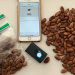 SCiO_scanning_cocoa_beans_and_smartphone_App