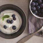 Yoghurt with blueberries (16:9)